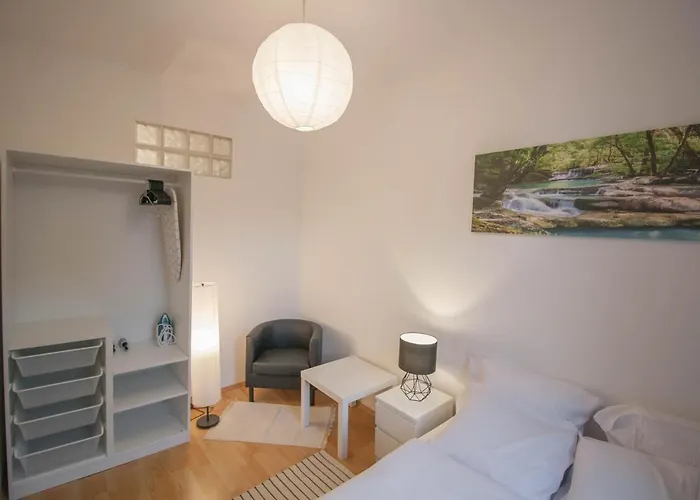 Апартаменти Cozy 2 Room Apartment - Enjoy Autumn In Vienna